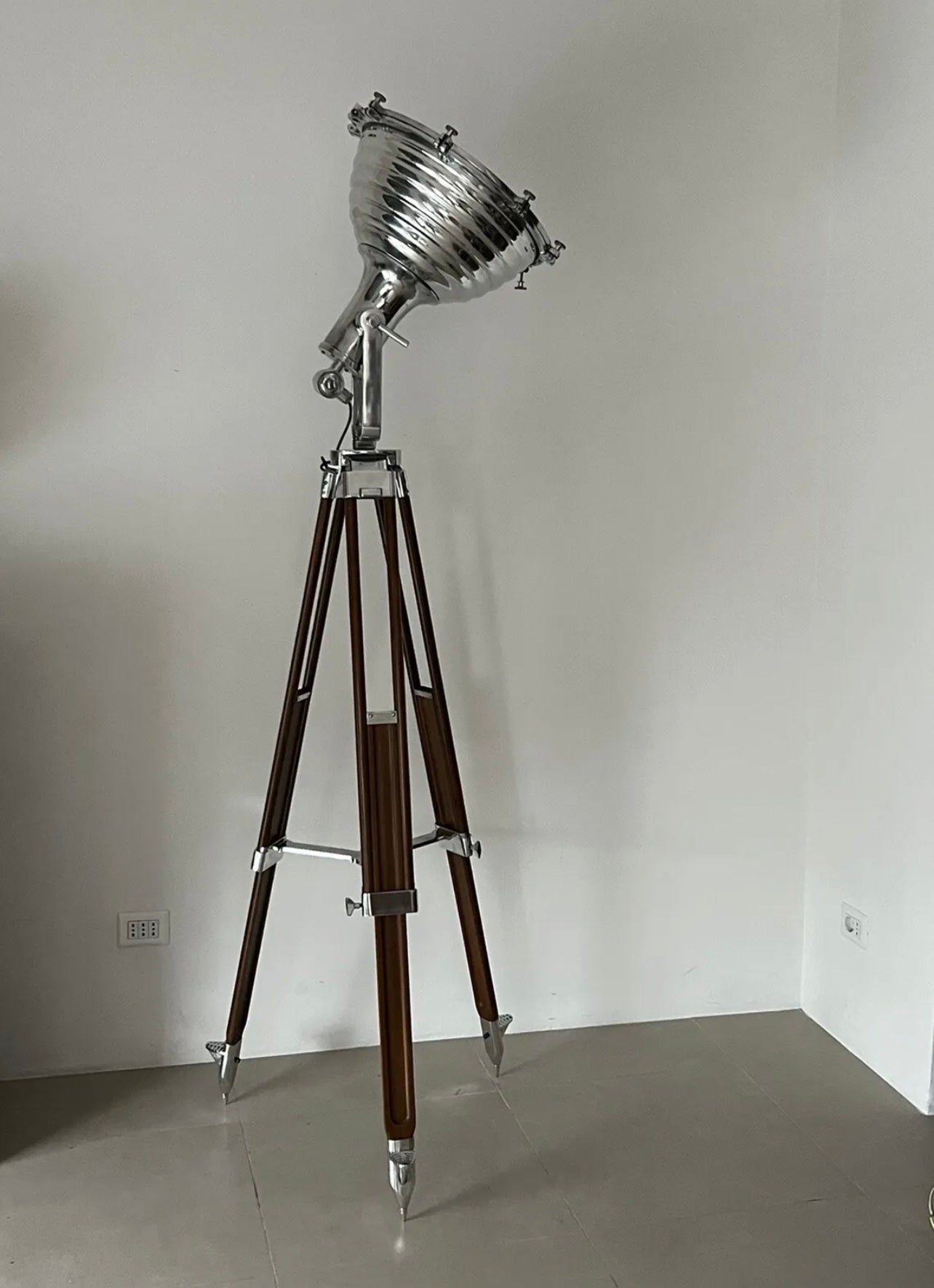 Lampada da terra piantana con Faro originale su treppiede in legno