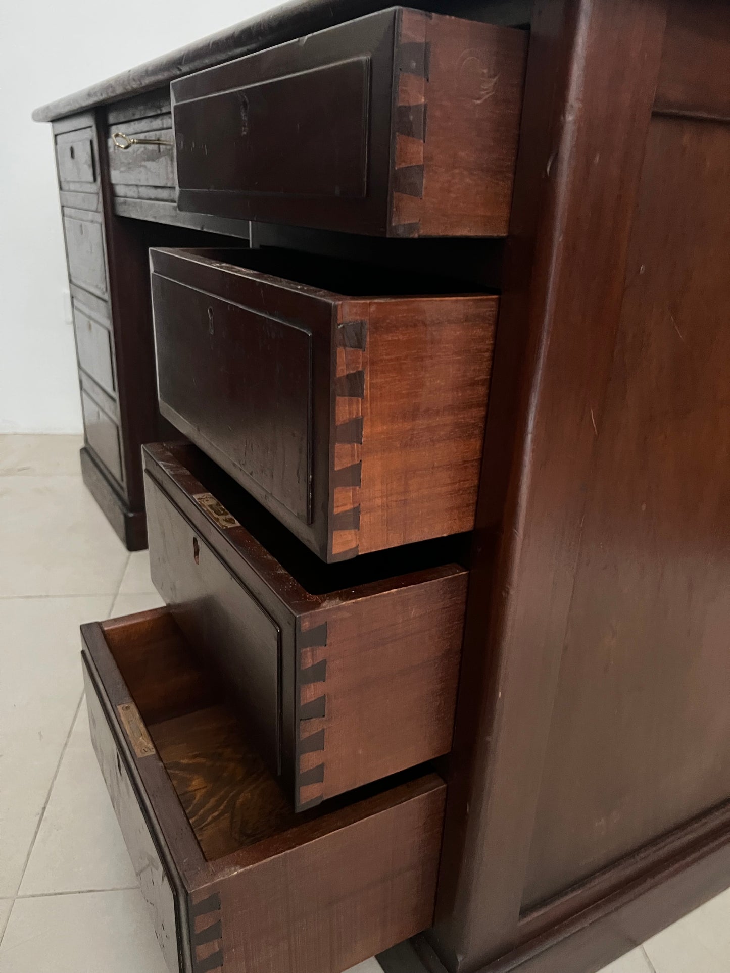 Scrivania originale di bordo in mogano e piano in pelle