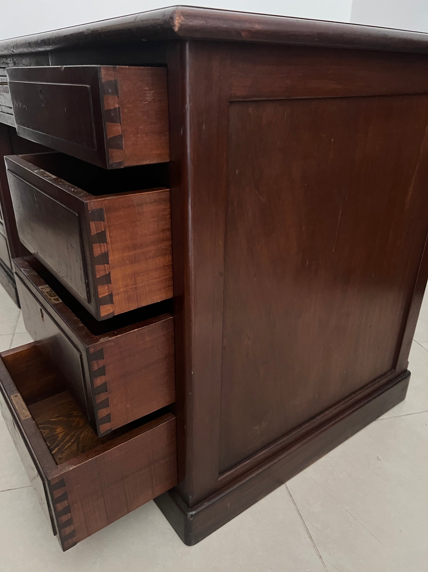 Scrivania originale di bordo in mogano e piano in pelle