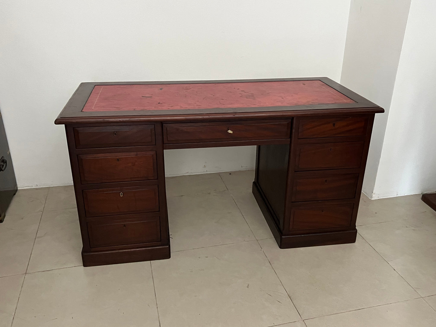 Scrivania originale di bordo in mogano e piano in pelle