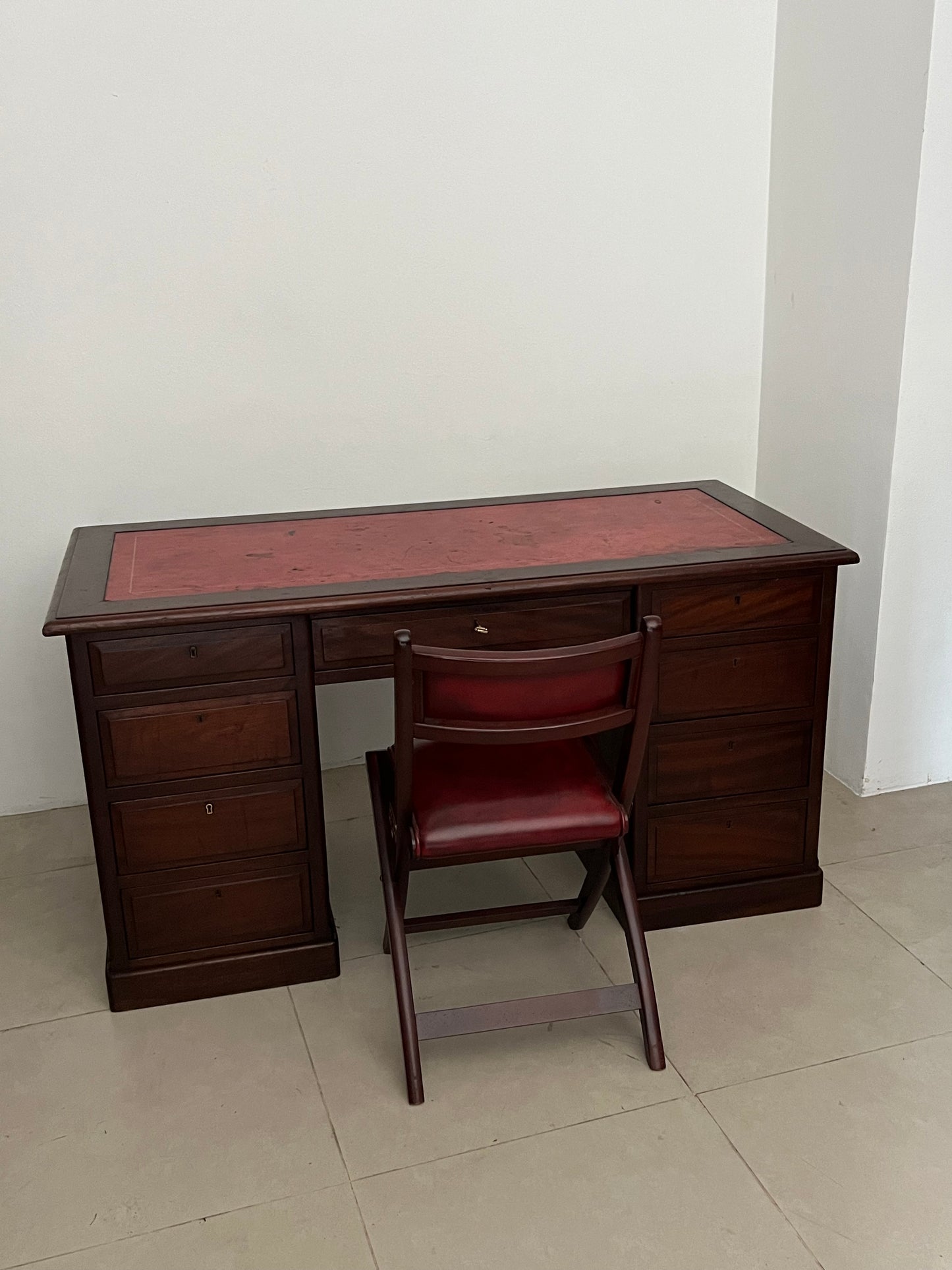Scrivania originale di bordo in mogano e piano in pelle