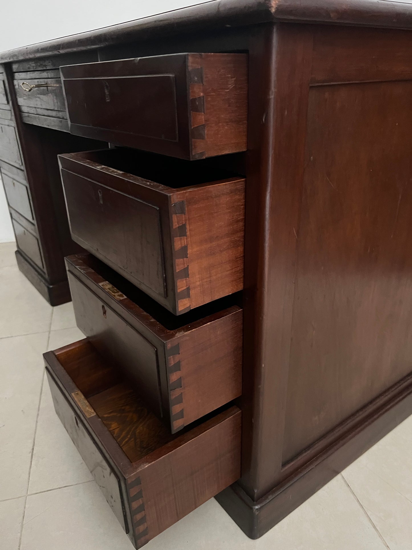 Scrivania originale di bordo in mogano e piano in pelle