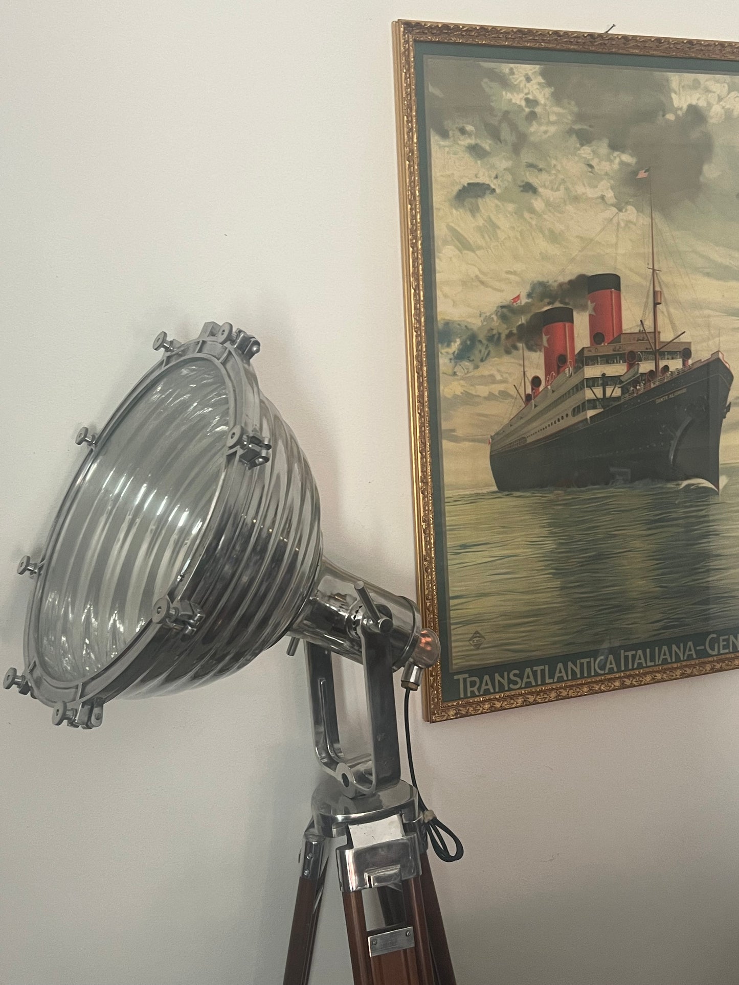 Lampada da terra piantana con Faro originale su treppiede in legno