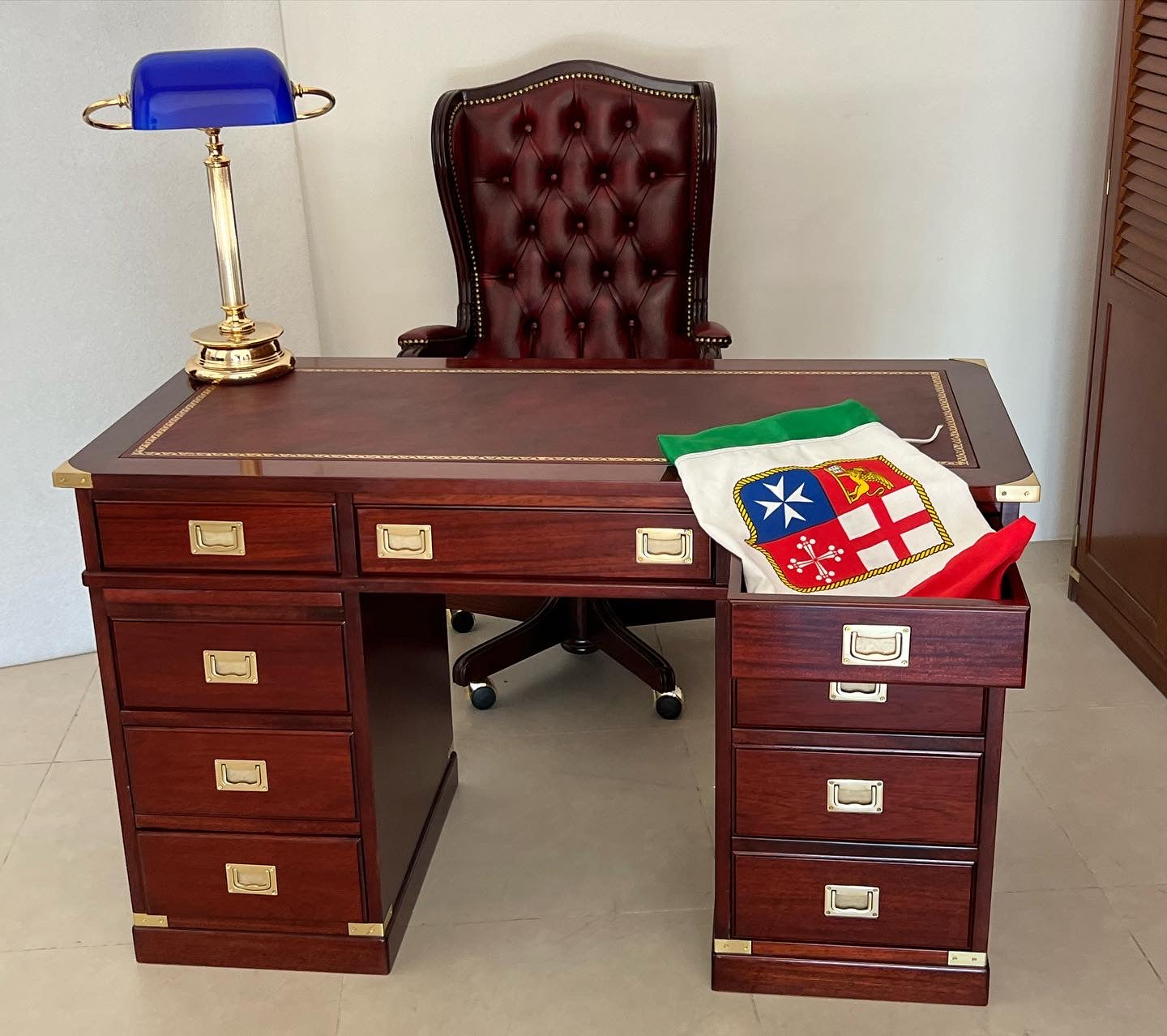 Scrivania classica stile marina artigianale con piano in pelle made in Italy