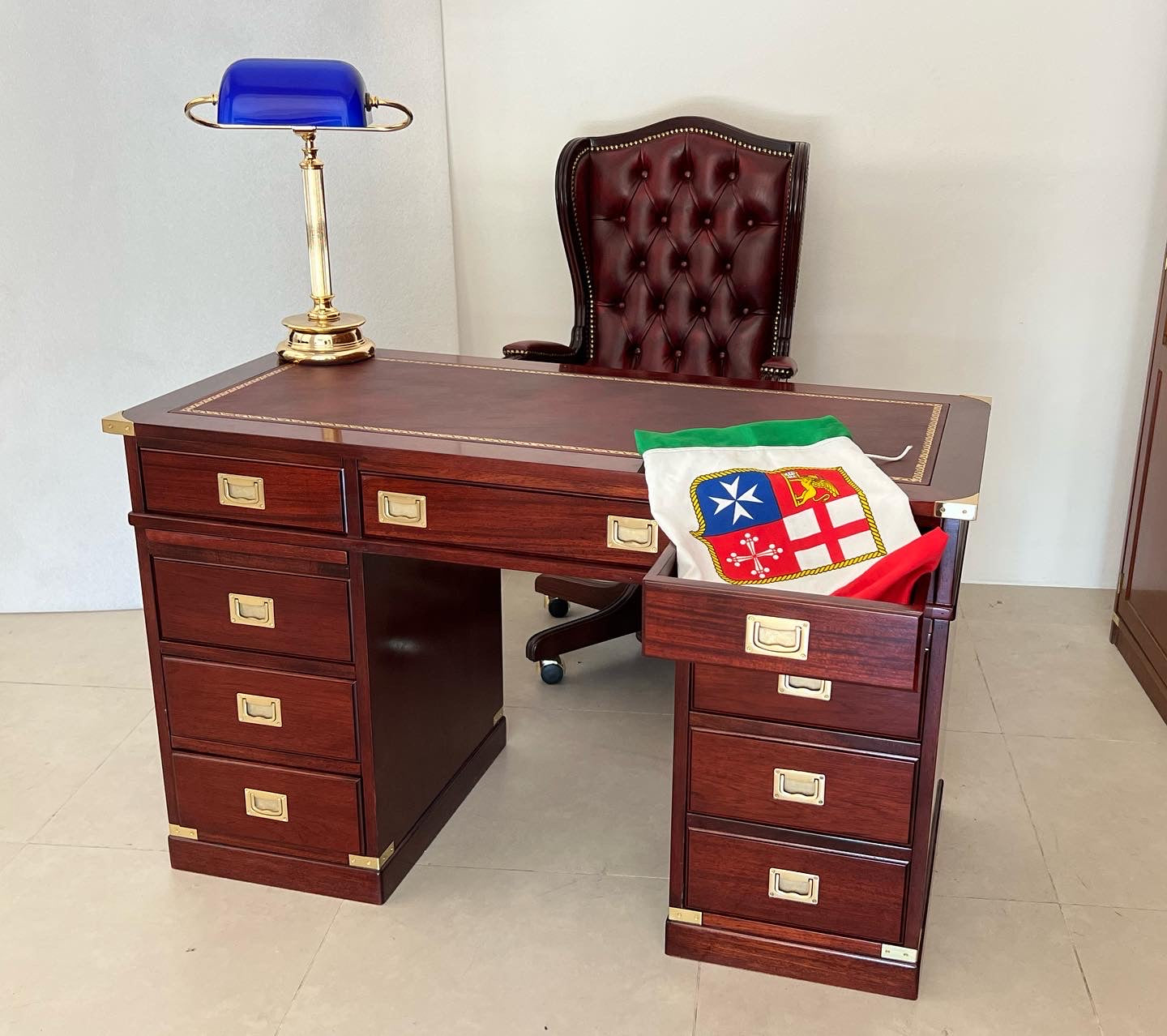 Lampada da scrivania tegola Blu completamente made in Italy