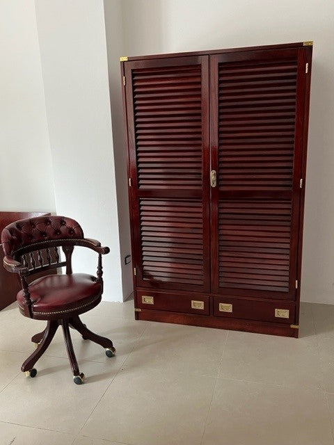 Armadio stile marina Due sportelli + due cassetti L 120 cm P 60 cm H 190 cm Mobili costruiti con passione da oltre 63 anni seguendo le antiche tradizioni dell'artigianato navale Italiano. Personalizzabile al 100% anche con le tue iniziali. Pronta consegna nella tonalità rosso mogano (come da foto)