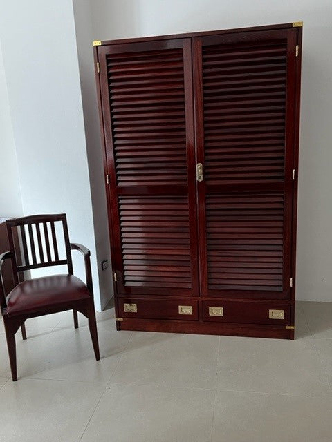 Armadio stile marina Due sportelli + due cassetti L 120 cm P 60 cm H 190 cm Mobili costruiti con passione da oltre 63 anni seguendo le antiche tradizioni dell'artigianato navale Italiano. Personalizzabile al 100% anche con le tue iniziali. Pronta consegna nella tonalità rosso mogano (come da foto)