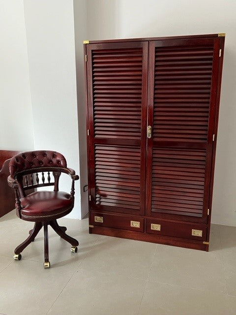 Armadio stile marina Due sportelli + due cassetti L 120 cm P 60 cm H 190 cm Mobili costruiti con passione da oltre 63 anni seguendo le antiche tradizioni dell'artigianato navale Italiano. Personalizzabile al 100% anche con le tue iniziali. Pronta consegna nella tonalità rosso mogano (come da foto)