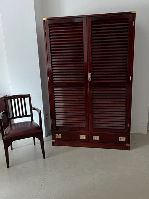 Armadio stile marina Due sportelli + due cassetti L 120 cm P 60 cm H 190 cm Mobili costruiti con passione da oltre 63 anni seguendo le antiche tradizioni dell'artigianato navale Italiano. Personalizzabile al 100% anche con le tue iniziali. Pronta consegna nella tonalità rosso mogano (come da foto)