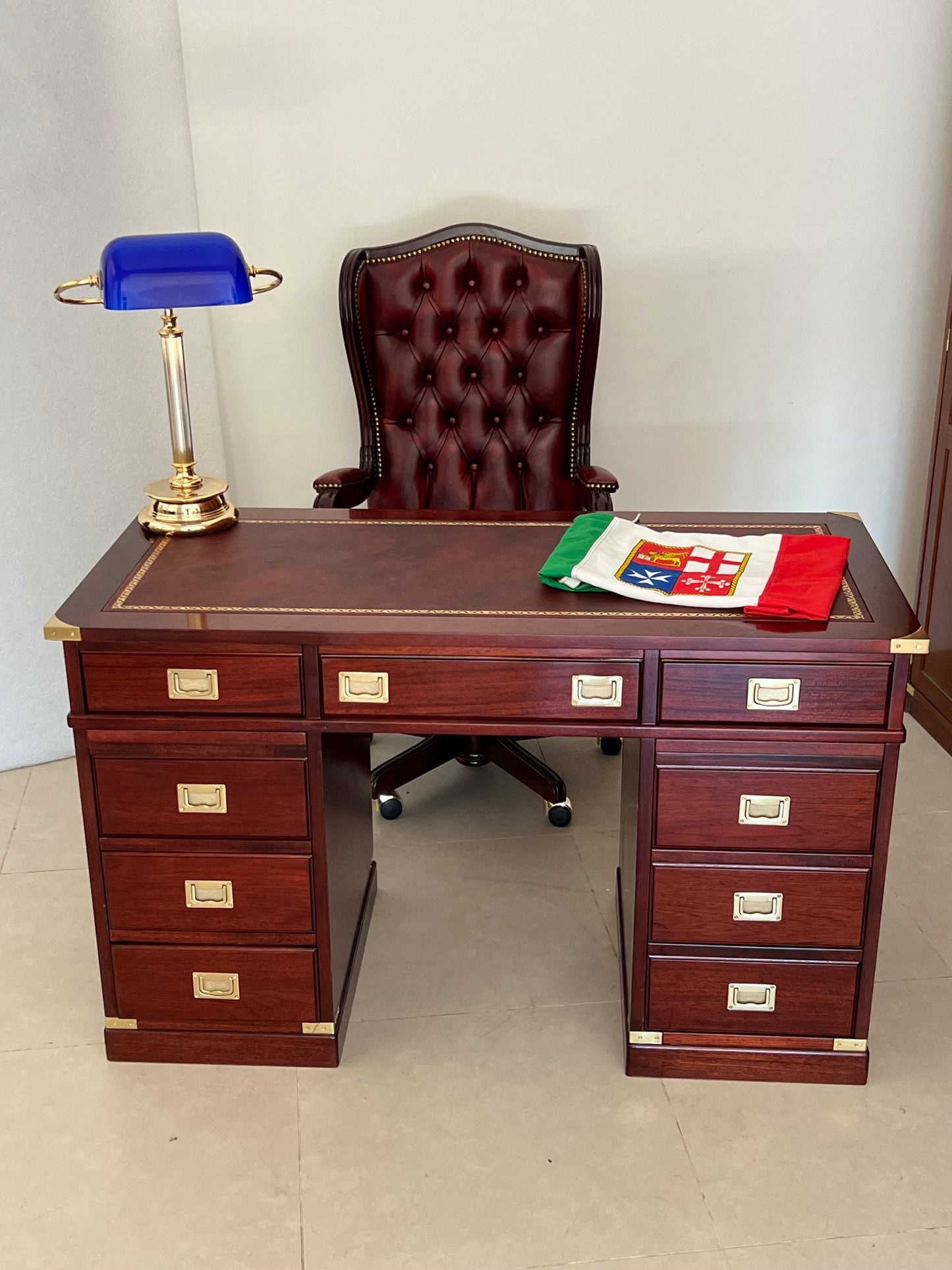 Scrivania classica stile marina artigianale con piano in pelle made in Italy