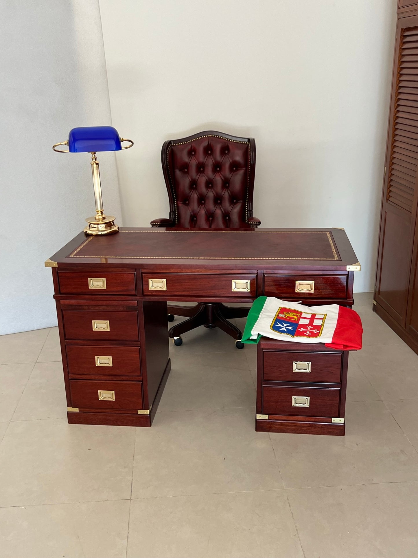 Scrivania classica stile marina artigianale con piano in pelle made in Italy