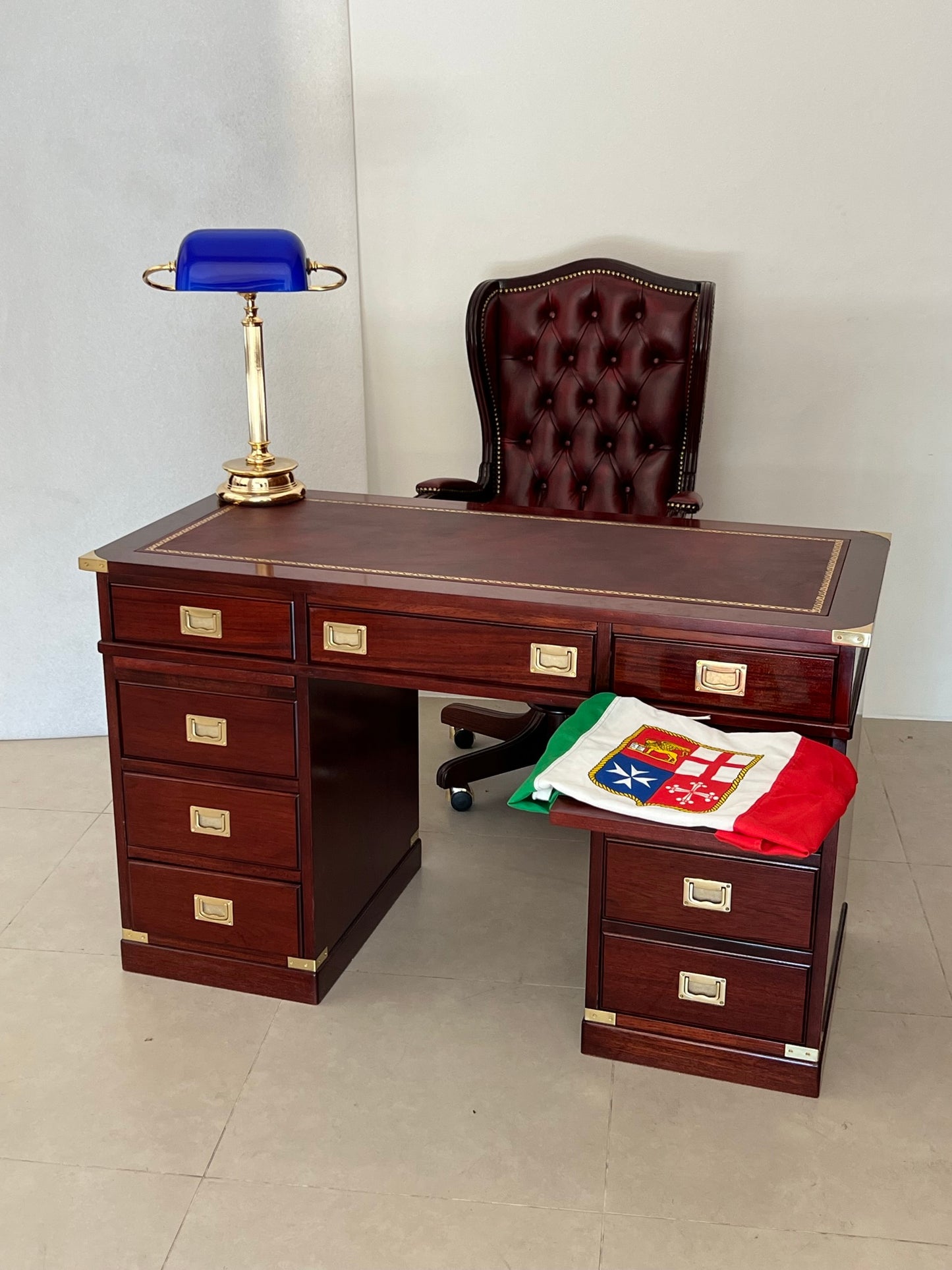 Scrivania classica stile marina artigianale con piano in pelle made in Italy