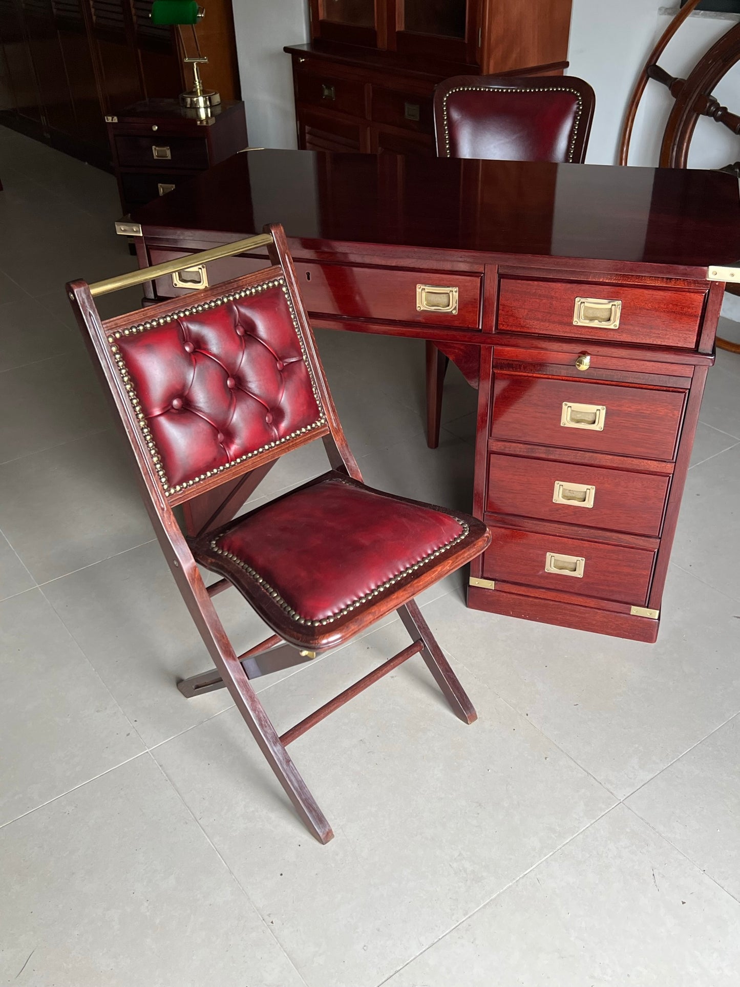 Sedia pieghevole stile con seduta e schienale in pelle lavorazione Artigianale made in italy