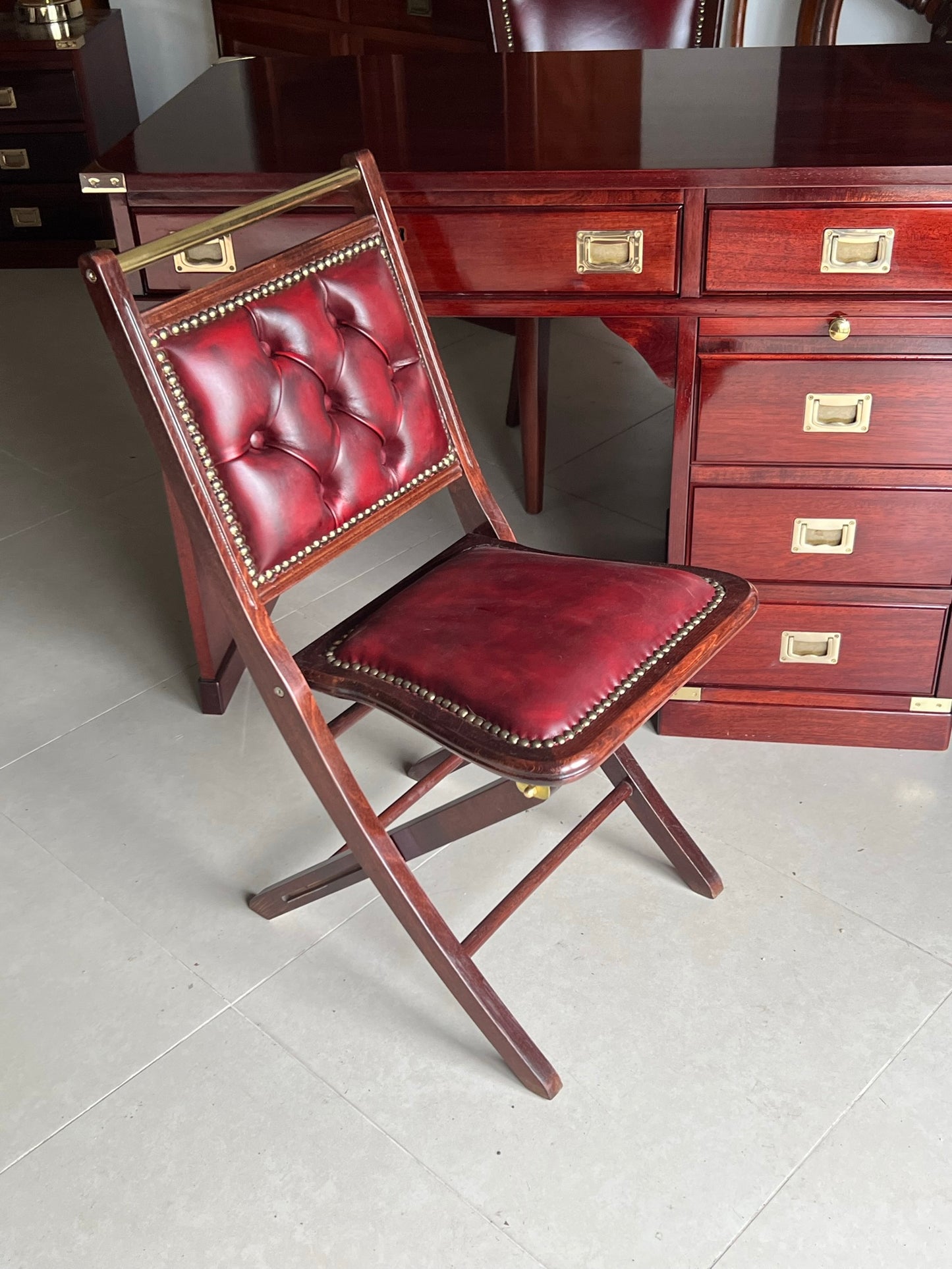 Sedia pieghevole stile con seduta e schienale in pelle lavorazione Artigianale made in italy