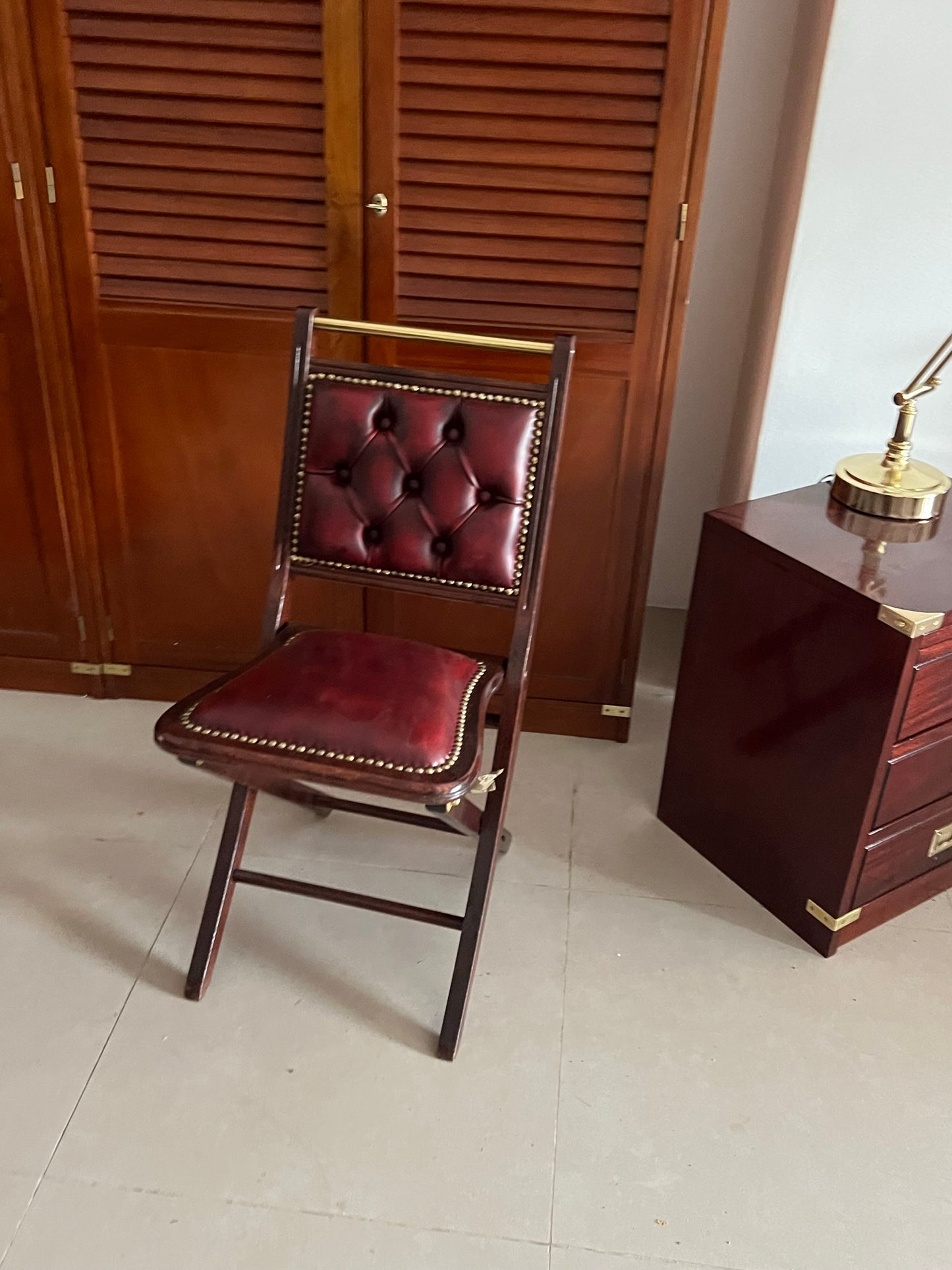 Sedia pieghevole stile con seduta e schienale in pelle lavorazione Artigianale made in italy