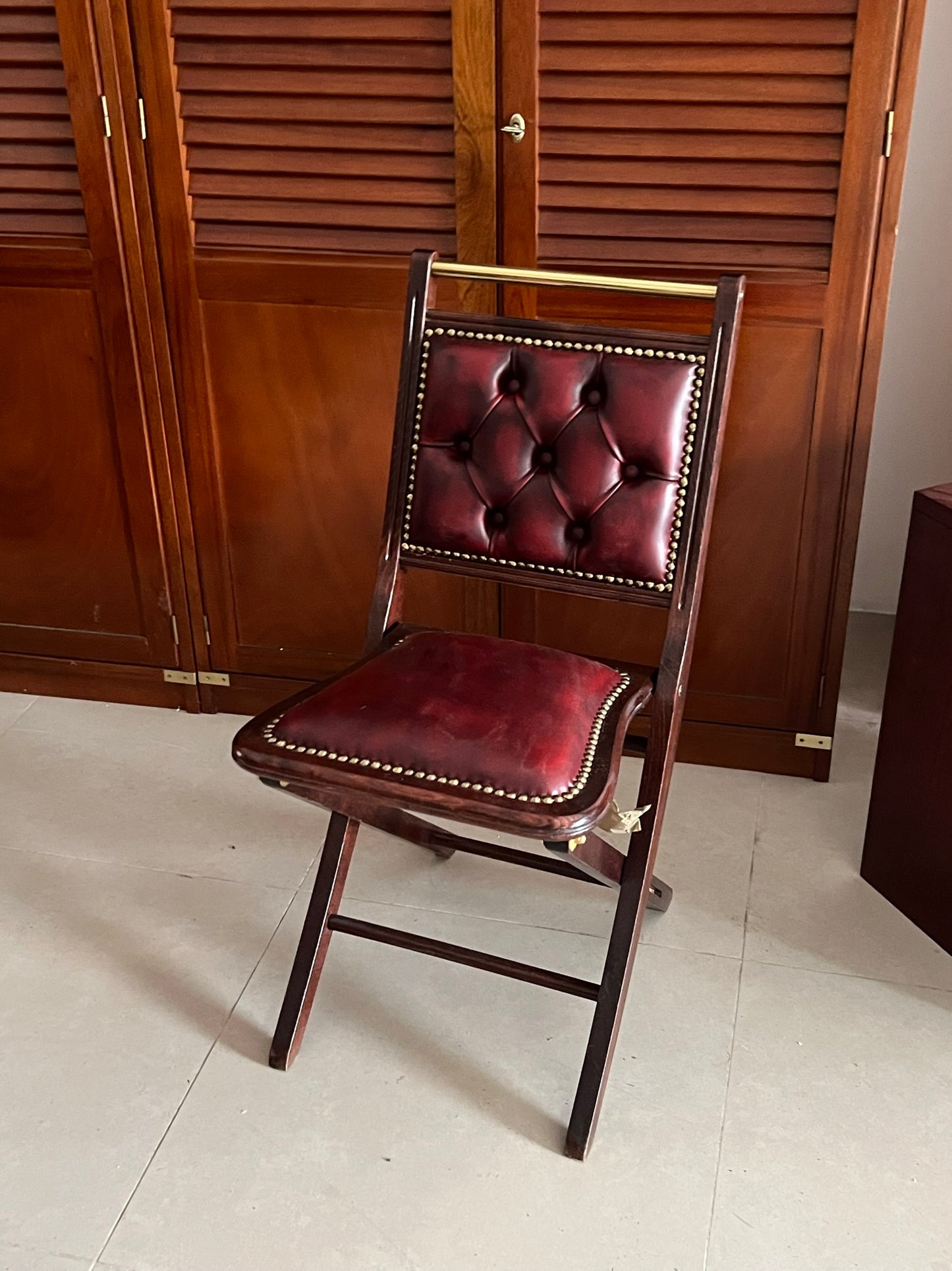 Sedia pieghevole stile con seduta e schienale in pelle lavorazione Artigianale made in italy