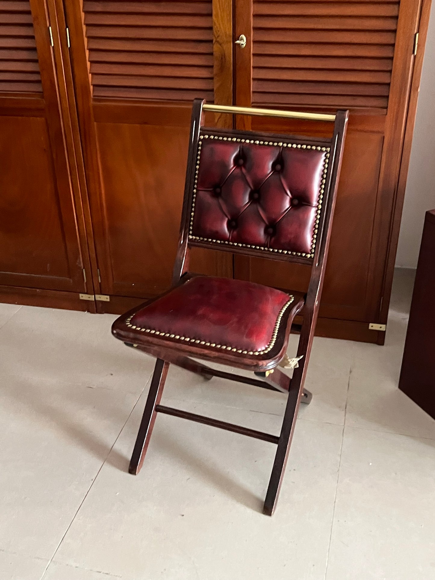Sedia pieghevole stile con seduta e schienale in pelle lavorazione Artigianale made in italy