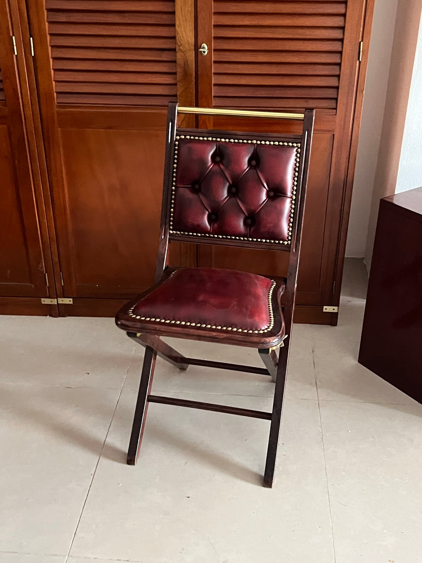 Sedia pieghevole stile con seduta e schienale in pelle lavorazione Artigianale made in italy
