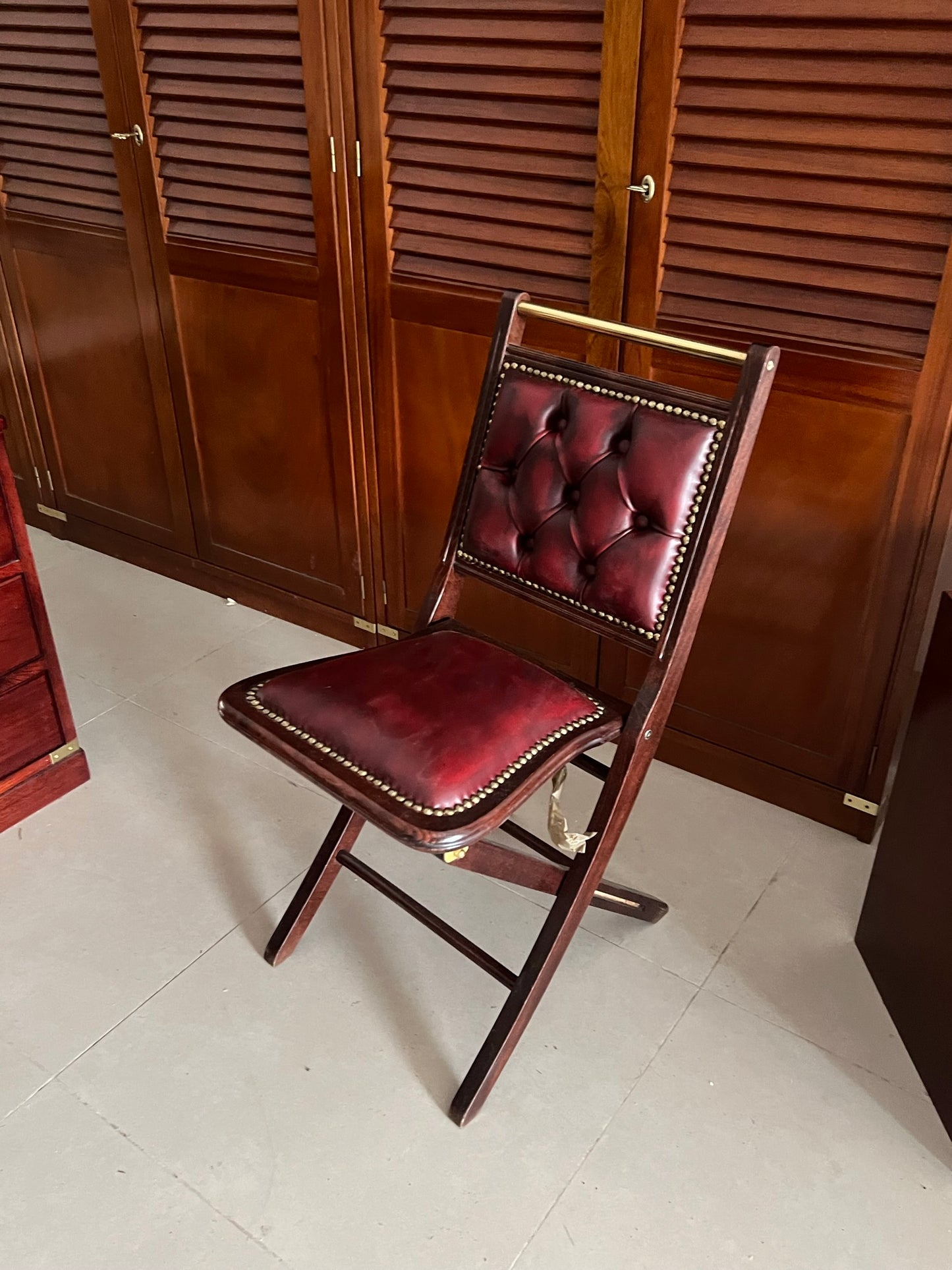 Sedia pieghevole stile con seduta e schienale in pelle lavorazione Artigianale made in italy