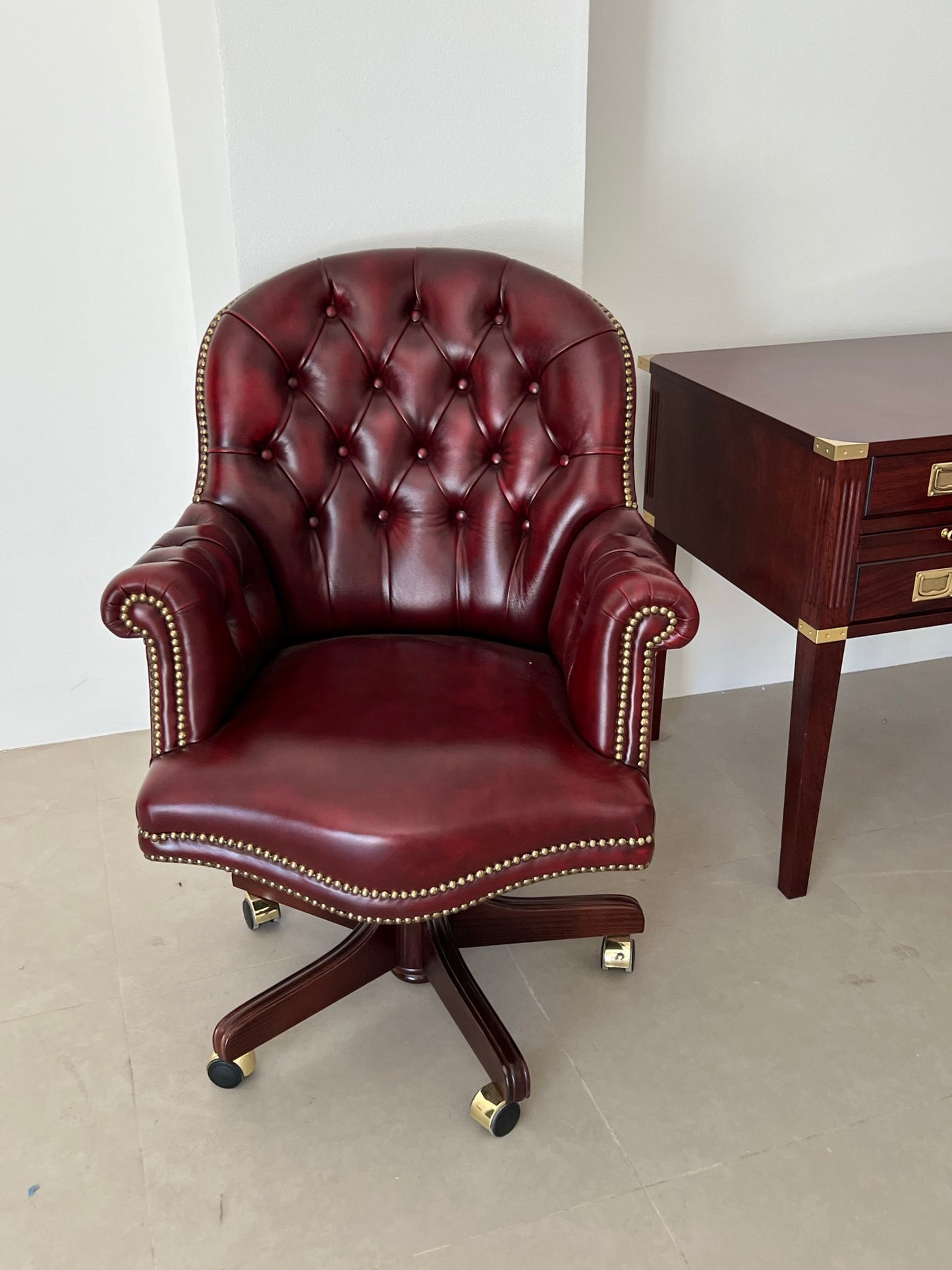 La nostra poltrona presidenziale modello Conte Rosso è realizzata dai nostri artigiani con cura e dedizione come tutti i prodotti della nostra collezione, prestando molta attenzione ad ogni dettaglio, così da inviare ai nostri clienti un prodotto unico sia nella eleganza che nella qualità. Come tutte le creazioni Il Corsaro, anche questa poltrona da ufficio è artigianale al 100%, di conseguenza può essere richiesta su misura con le più disparate personalizzazioni.