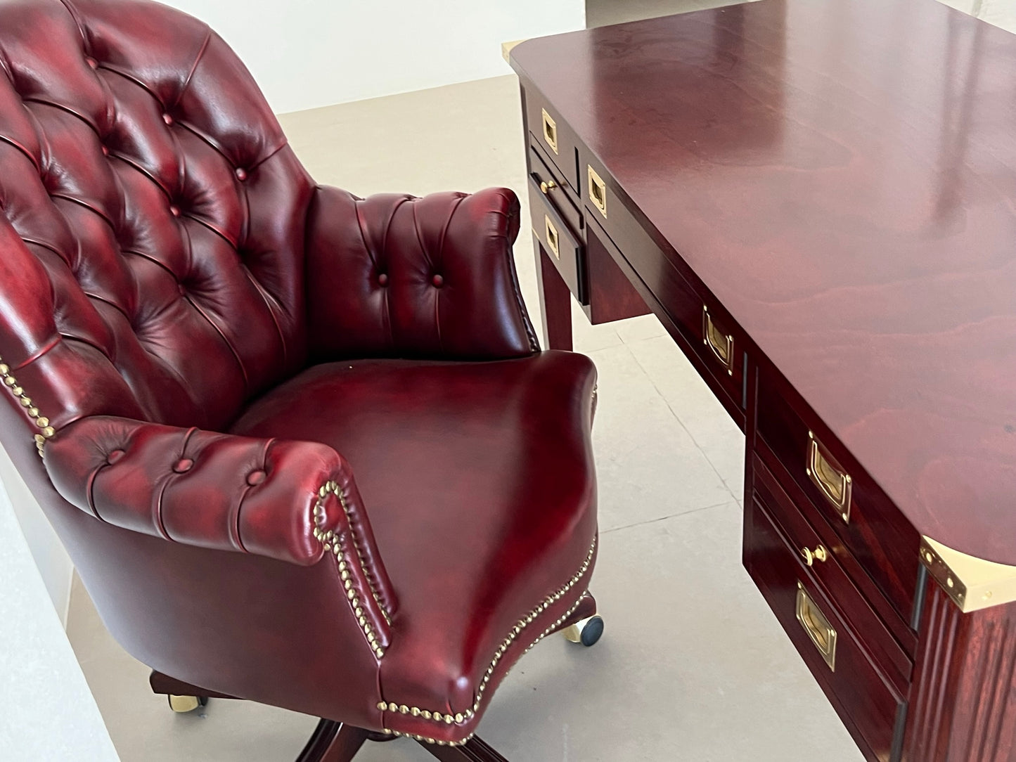La nostra poltrona presidenziale modello Conte Rosso è realizzata dai nostri artigiani con cura e dedizione come tutti i prodotti della nostra collezione, prestando molta attenzione ad ogni dettaglio, così da inviare ai nostri clienti un prodotto unico sia nella eleganza che nella qualità. Come tutte le creazioni Il Corsaro, anche questa poltrona da ufficio è artigianale al 100%,