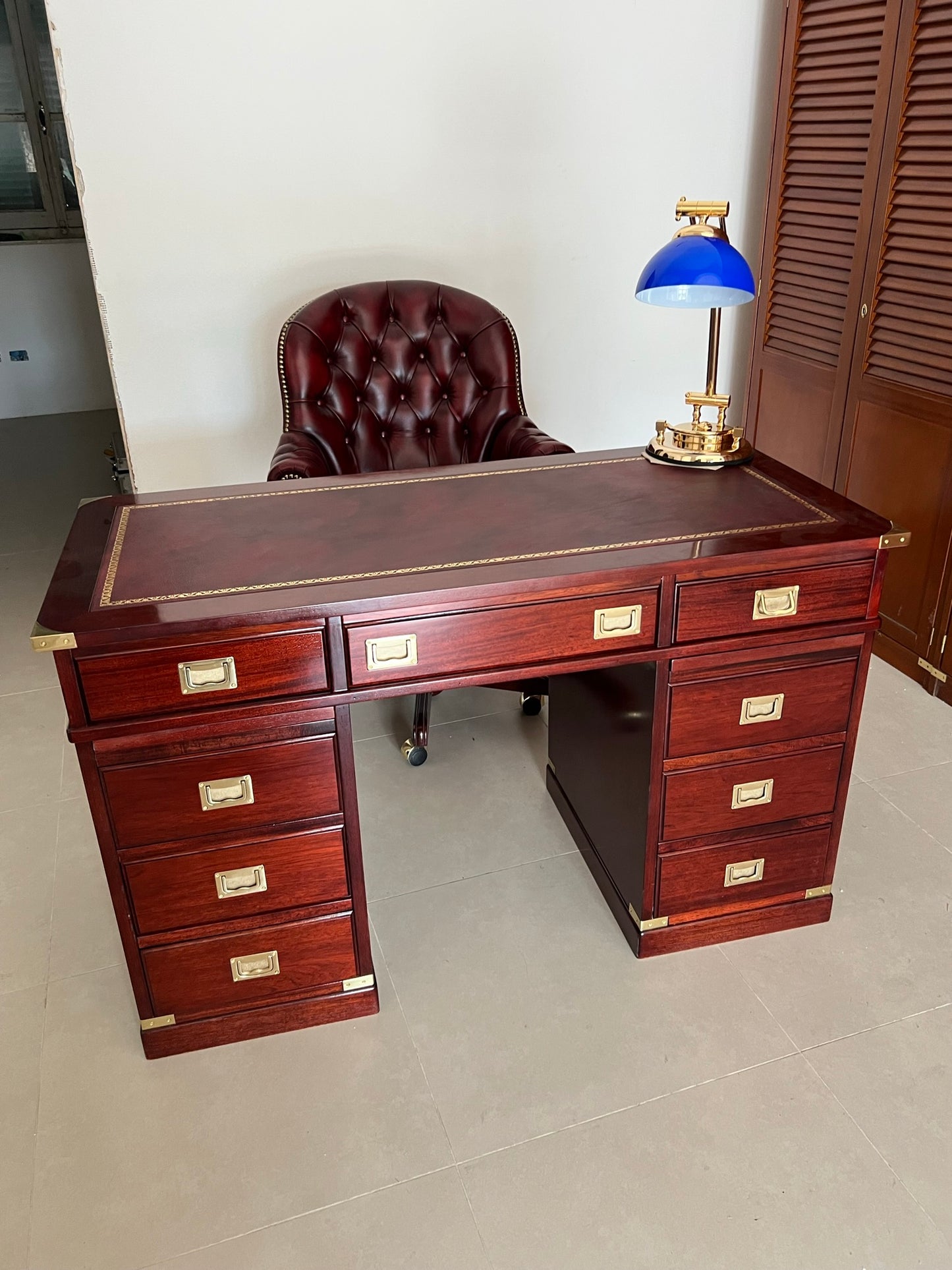 Scrivania classica stile marina artigianale con piano in pelle made in Italy