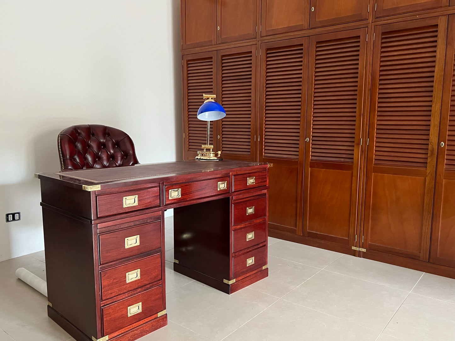 Scrivania classica stile marina artigianale con piano in pelle made in Italy