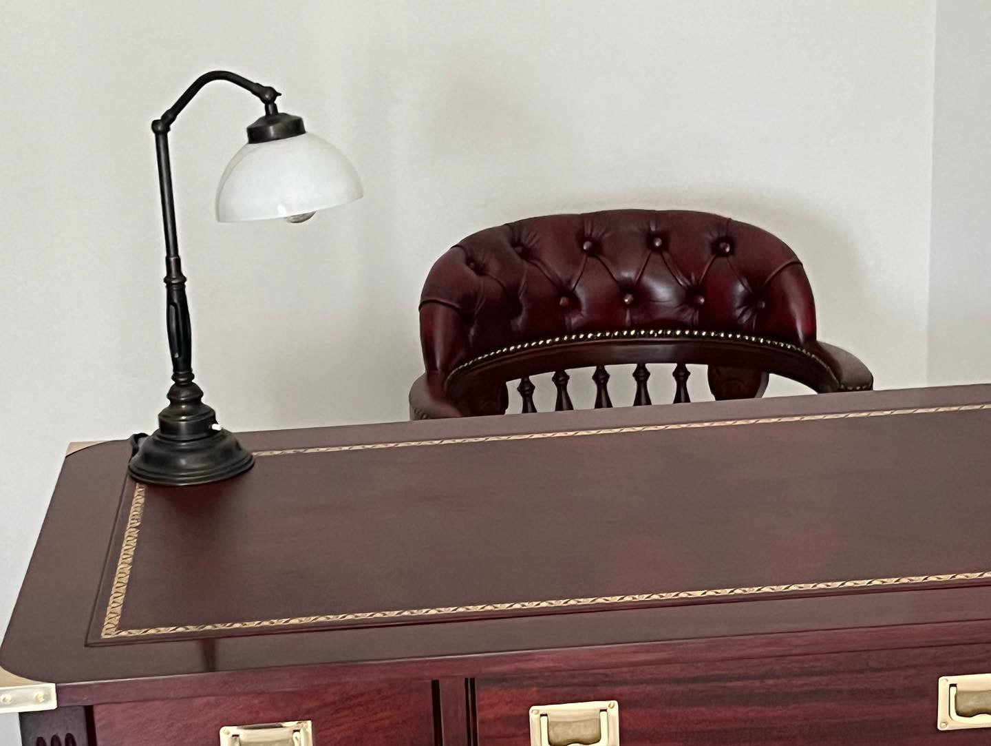 Scrivania Stile Marina modello a 5 cassetti con piano in pelle. Il Corsaro mobili marinari made in italy