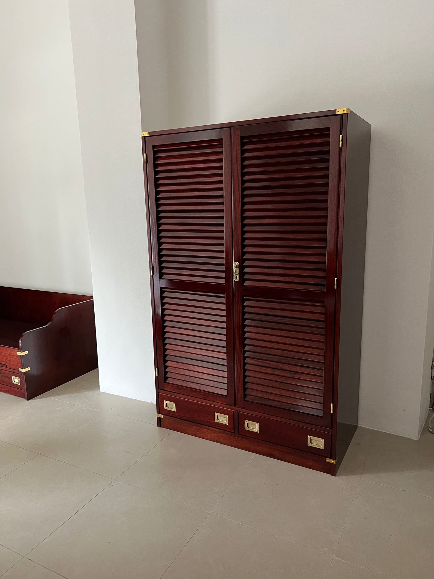 Armadio stile marina Due sportelli + due cassetti L 120 cm P 60 cm H 190 cm Mobili costruiti con passione da oltre 63 anni seguendo le antiche tradizioni dell'artigianato navale Italiano. Personalizzabile al 100% anche con le tue iniziali. Pronta consegna nella tonalità rosso mogano (come da foto)