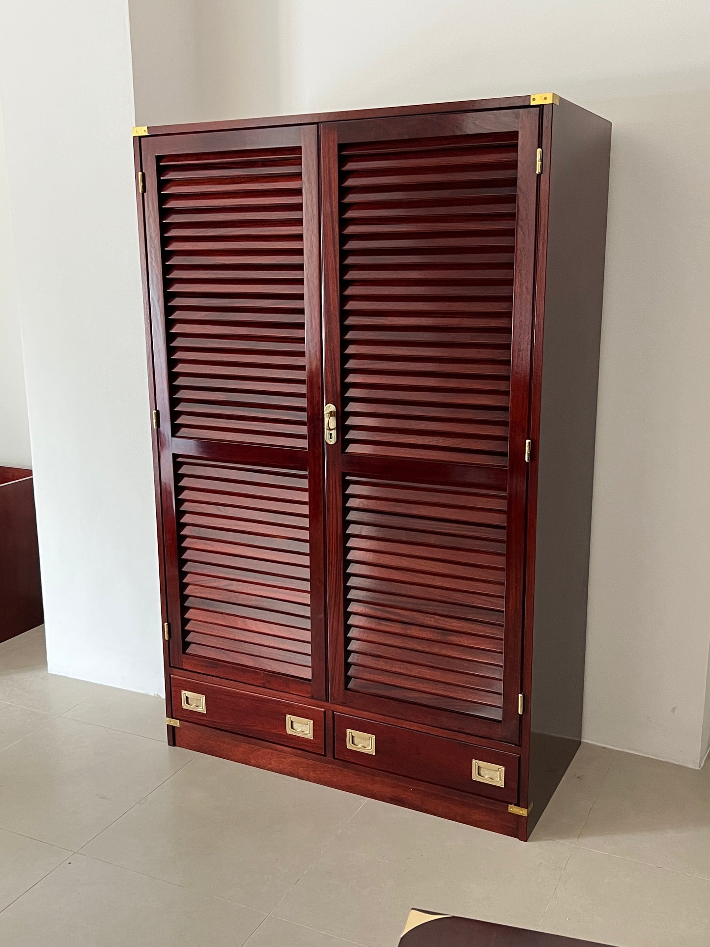 Armadio stile marina Due sportelli + due cassetti L 120 cm P 60 cm H 190 cm Mobili costruiti con passione da oltre 63 anni seguendo le antiche tradizioni dell'artigianato navale Italiano. Personalizzabile al 100% anche con le tue iniziali. Pronta consegna nella tonalità rosso mogano (come da foto)