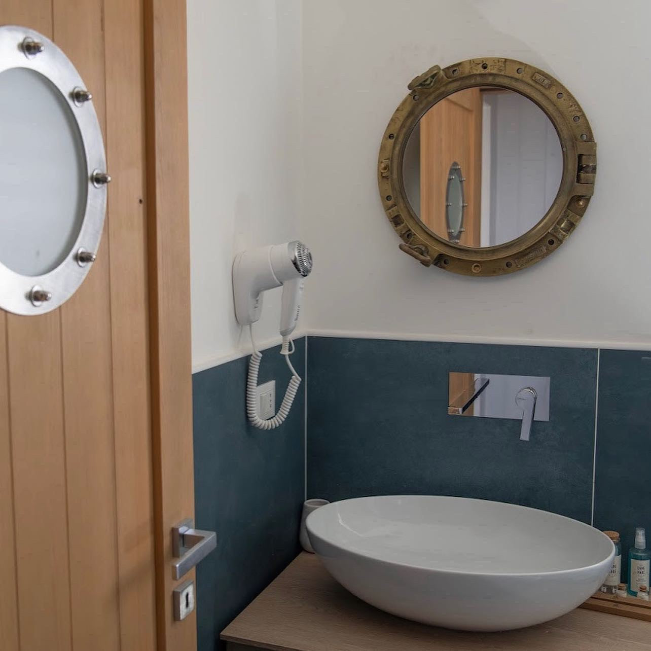 Specchio per il bagno ricavato da Oblò originale dei primi del 900