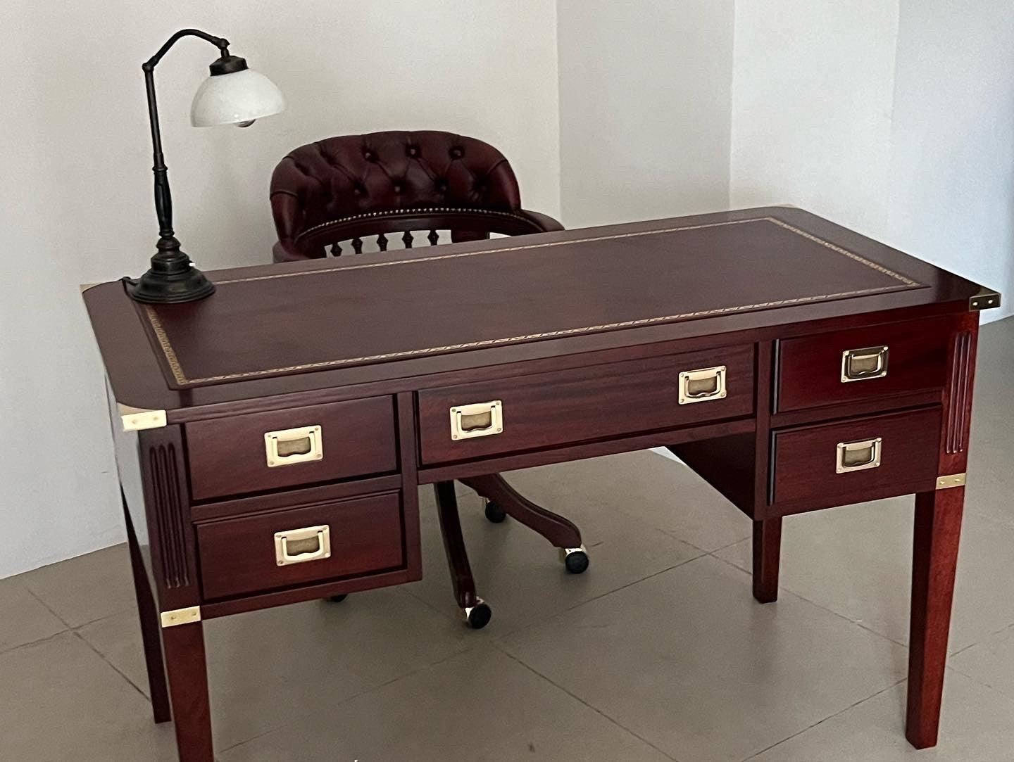 Scrivania Stile Marina modello a 5 cassetti con piano in pelle. Il Corsaro mobili marinari made in italy