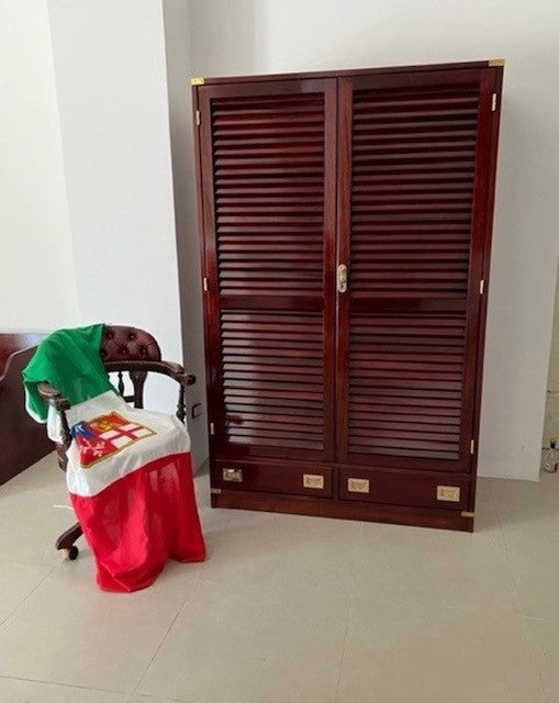 Armadio stile marina Due sportelli + due cassetti L 120 cm P 60 cm H 190 cm Mobili costruiti con passione da oltre 63 anni seguendo le antiche tradizioni dell'artigianato navale Italiano. Personalizzabile al 100% anche con le tue iniziali. Pronta consegna nella tonalità rosso mogano (come da foto)